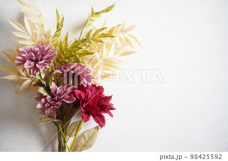 ピンクと赤のドライフラワーアレンジメント ピンクと赤のドライフラワーアレンジメント 98425592