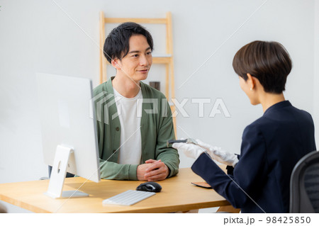 腕時計を査定する女性　 98425850