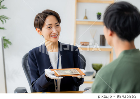 腕時計を査定する女性 腕時計を査定する女性 98425865