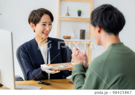腕時計を査定する女性 腕時計を査定する女性 98425867