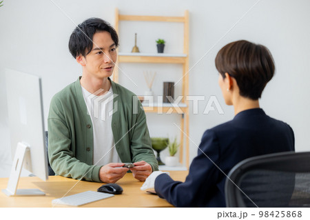 腕時計を査定する女性 腕時計を査定する女性 98425868