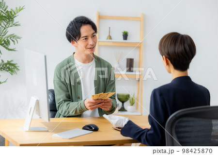 腕時計を査定する女性 腕時計を査定する女性 98425870