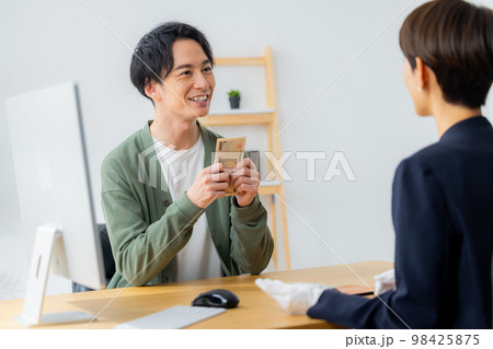 腕時計を査定する女性 腕時計を査定する女性 98425875