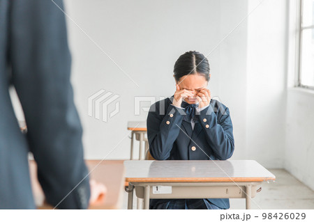 学校の教室で泣く制服の中学生・高校生・小学生の女の子(アジア人・日本人・中国人) 学校の教室で泣く制服の中学生・高校生・小学生の女の子(アジア人・日本人・中国人) 98426029