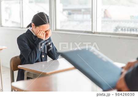 卒業式で別れがつらくて泣く制服の中学生・高校生・小学生の女の子（アジア人・日本人・中国人） 98426030