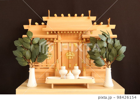 神社の御札がおさめられた神棚と榊 黒バック 神社の御札がおさめられた神棚と榊 黒バック 98426154