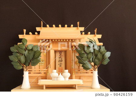神社の御札がおさめられた神棚と榊 黒バック3 神社の御札がおさめられた神棚と榊 黒バック3 98426159