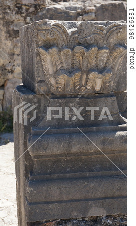 ヴォルビリス遺跡の柱の一部【モロッコ・ヴォルビリス】 ヴォルビリス遺跡の柱の一部【モロッコ・ヴォルビリス】 98426331