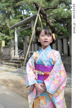 七五三で神社に参拝する7歳の女の子 98426499