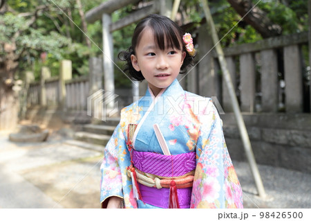 七五三で神社に参拝する7歳の女の子 98426500