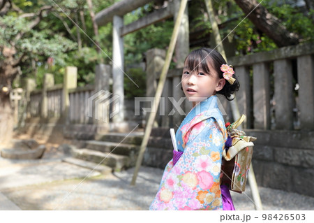 七五三で神社に参拝する7歳の女の子 98426503