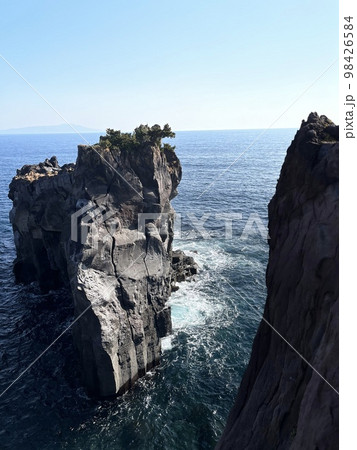 大きな岩の間を打ち寄せる波 98426584