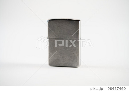 Zippo オイルライター シルバー 白背景 Zippo オイルライター シルバー 白背景 98427460