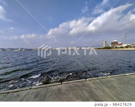 晴れた冬の日の宍道湖風景 晴れた冬の日の宍道湖風景 98427629