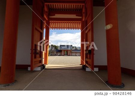 京都御所の承明門から見える紫宸殿 98428146