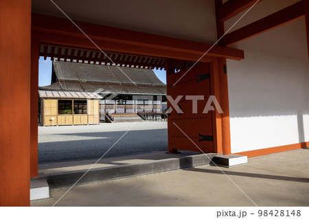 京都御所の承明門から見える紫宸殿 京都御所の承明門から見える紫宸殿 98428148