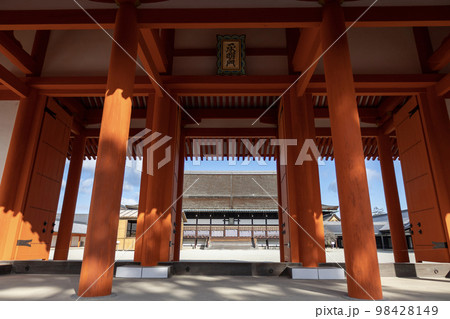 京都御所の承明門から見える紫宸殿 98428149