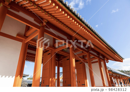 京都御所の承明門 98428312