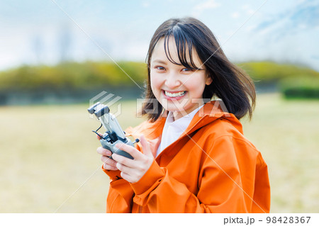 ドローンを操縦する若い女性 ドローンを操縦する若い女性 98428367