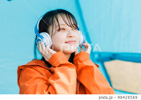テントでリラックスをする若い女性 テントでリラックスをする若い女性 98428569