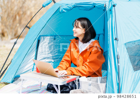 テントでリラックスをする若い女性 テントでリラックスをする若い女性 98428651