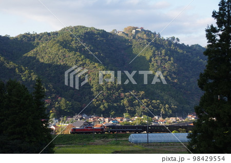 山口線 津和野城とDLやまぐち号 DD51 98429554