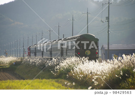 山口線 船平山付近 DLやまぐち号 オロテ35展望車 山口線 船平山付近 DLやまぐち号 オロテ35展望車 98429563