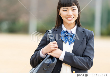 女子高生 学校 校庭 女子高生 学校 校庭 98429654