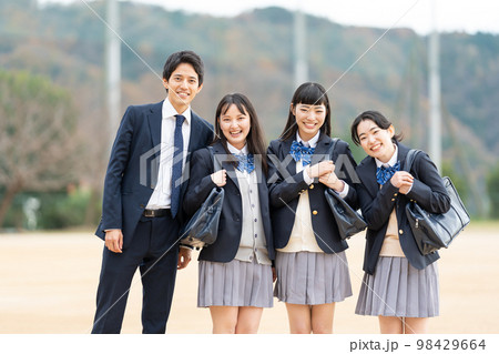 校庭に並ぶ女子高生と男子学生 校庭に並ぶ女子高生と男子学生 98429664