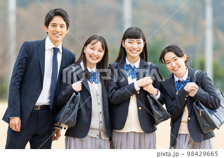 校庭に並ぶ女子高生と男子学生 98429665