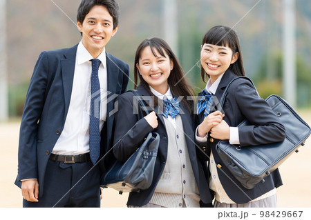 校庭に並ぶ女子高生と男子学生 98429667