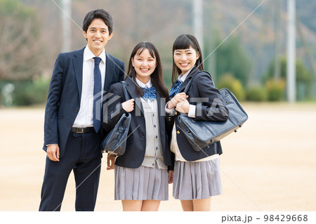 校庭に並ぶ女子高生と男子学生 98429668