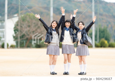 女子高生　校庭　通学 98429687
