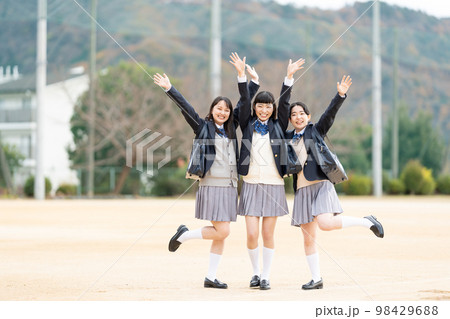女子高生　校庭　通学 98429688