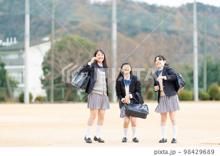 女子高生 校庭 通学 女子高生 校庭 通学 98429689