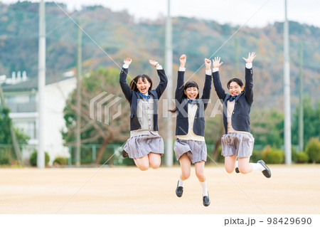 女子高生　校庭　制服 98429690