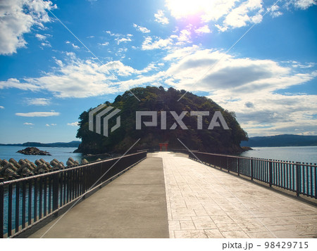 荒島へと渡る橋・宮城県本吉郡南三陸町志津川 荒島へと渡る橋・宮城県本吉郡南三陸町志津川 98429715