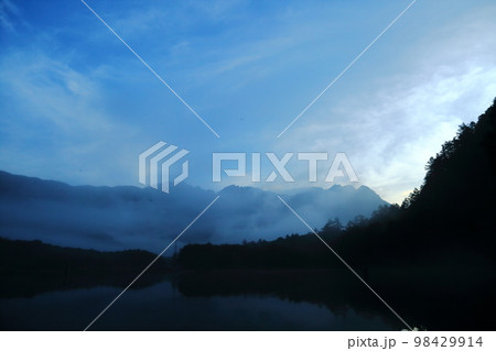上高地　朝靄の大正池 98429914