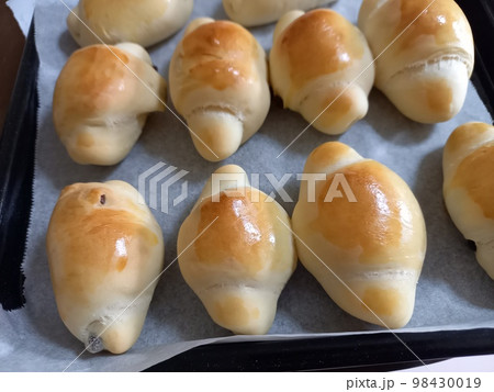 焼きたてロールパン 98430019