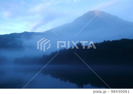 上高地　朝靄の大正池と焼岳 98430061