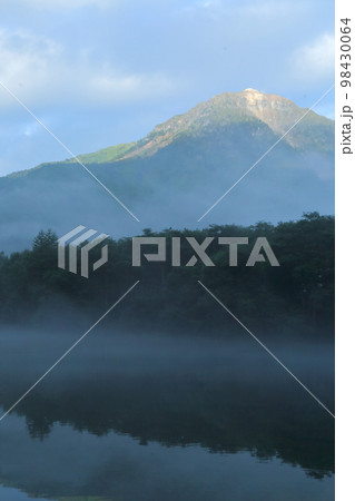 上高地　朝靄の大正池と焼岳 98430064