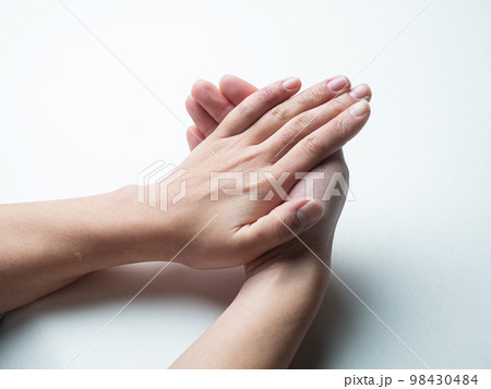 しもやけ・あかぎれで腫れた女性の手 98430484