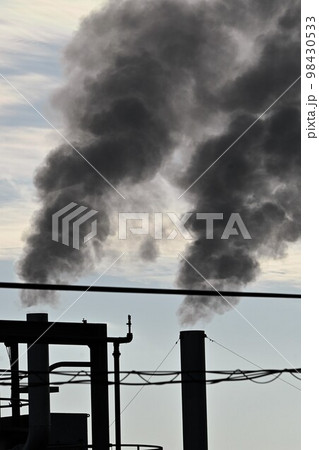 工場の排煙・地球温暖化 98430533