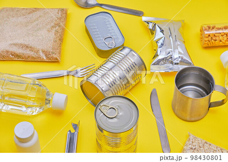 黄色背景の上の備蓄食料 黄色背景の上の備蓄食料 98430801