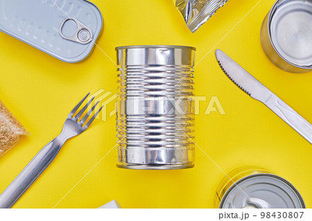 黄色背景の上の備蓄食料 黄色背景の上の備蓄食料 98430807