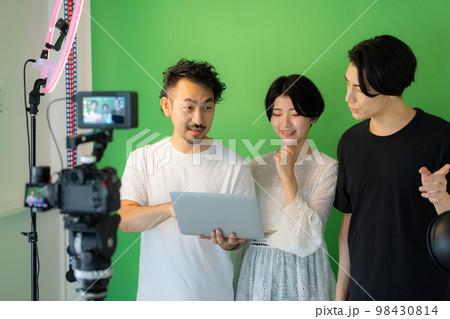 動画配信　撮影現場 98430814