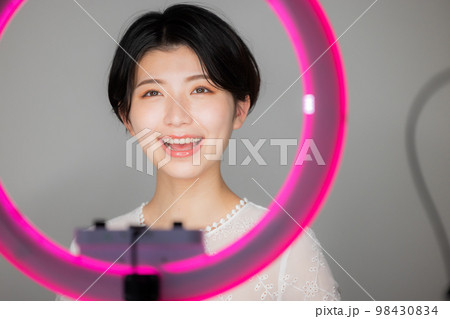 動画配信イメージ 98430834