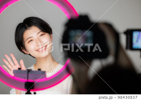 動画配信イメージ 98430837