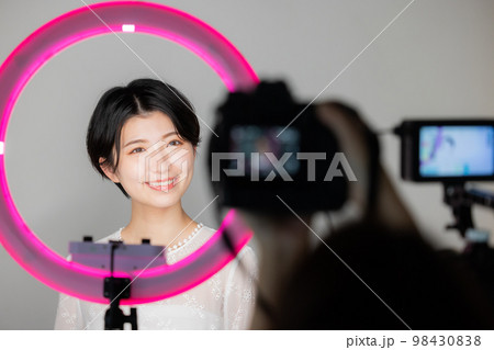 動画配信イメージ 98430838