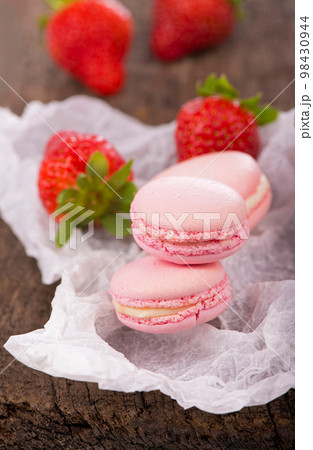 macarons with strawberries. Macaroon with raspberries cookies on a wooden background 98430944